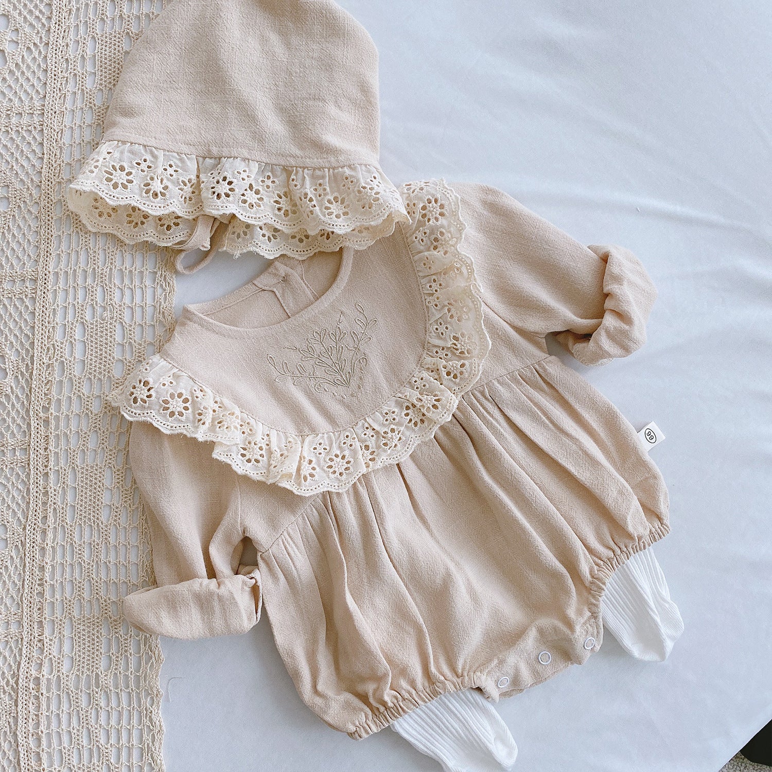 Send hat baby lace bag fart clothes 0-2 years old baby autumn clothes newborn romper clothes one-year-old dress baby clothes