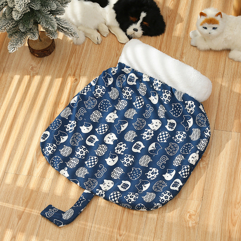 Cat sleeping bag pet tunnel cat bed net celebrity semi-enclosed cat and dog quilt autumn and winter model drill hole warm cat quilt