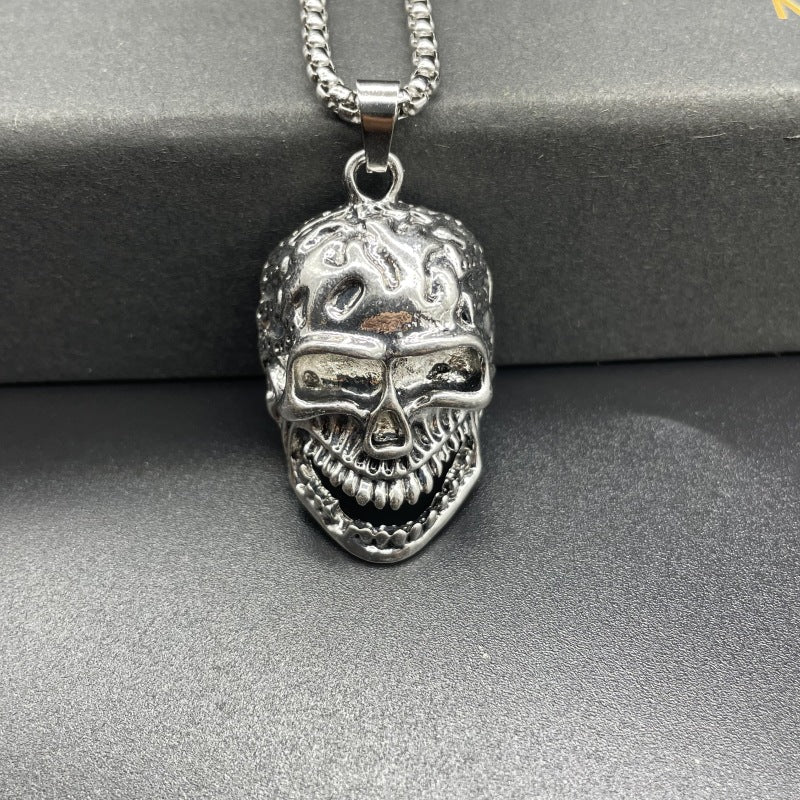 Retro Hip Hop Skull Titanium Steel Necklace Men and Women Domineering Skull Pendant Necklace Halloween Dress Up Gift Pendant