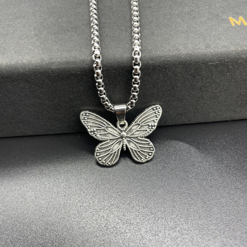 Retro Hip Hop Skull Titanium Steel Necklace Men and Women Domineering Skull Pendant Necklace Halloween Dress Up Gift Pendant