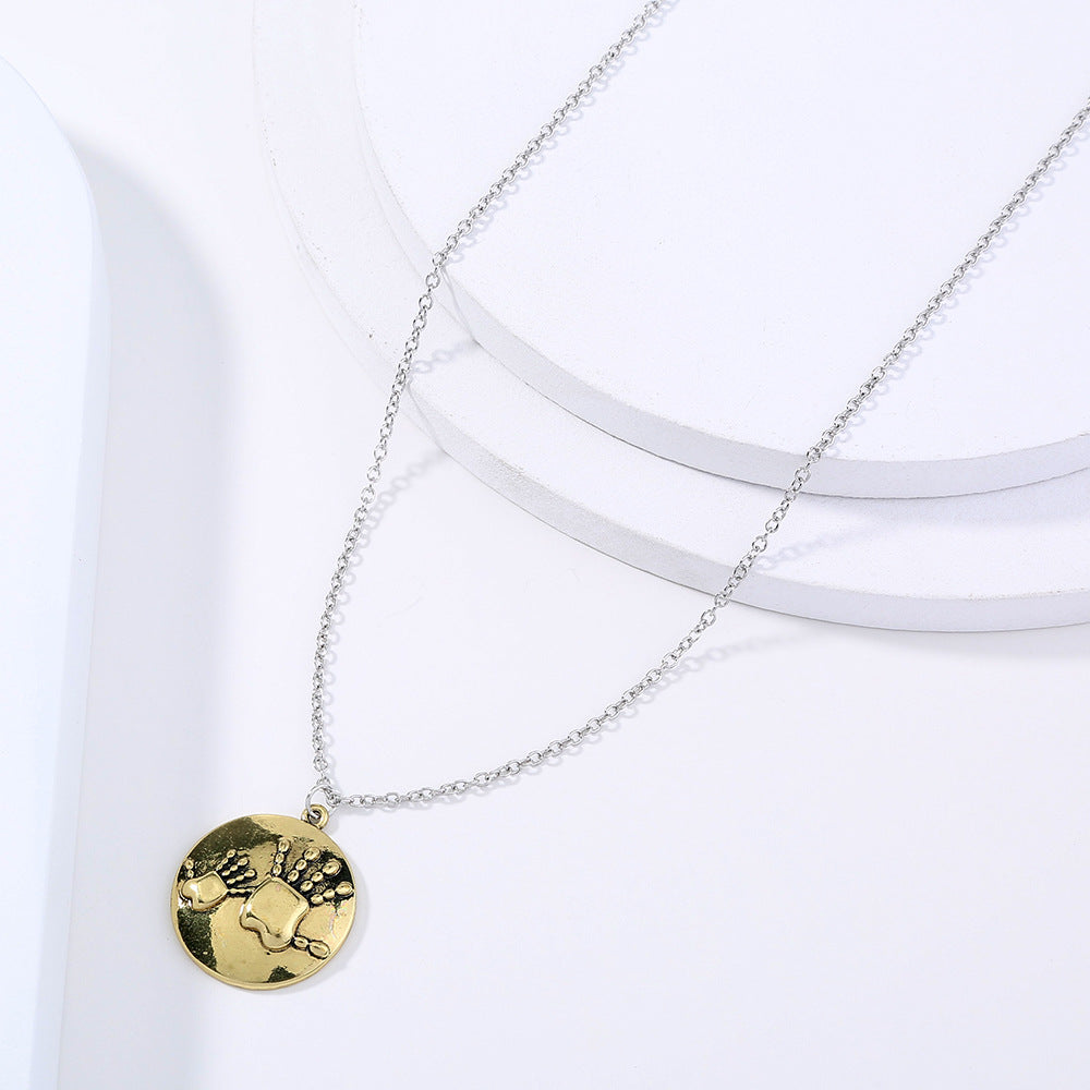 European and American luminous simple accessories, a variety of popular fashionable and versatile luminous hollow necklaces, women's Halloween accessories